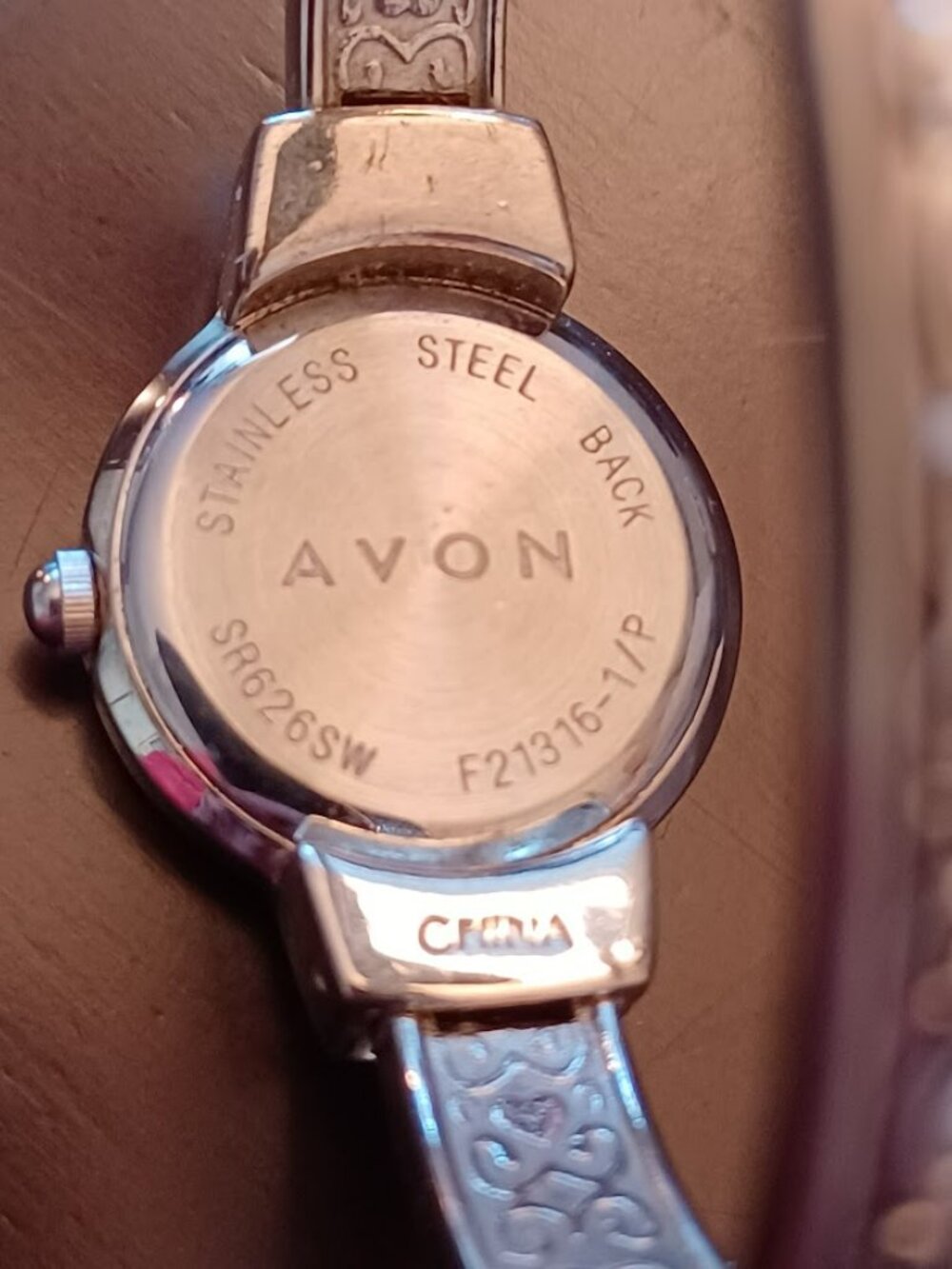 Vintage Ladies AVON Silver Tone Bangle Watch with Heart Motif - WORKS! - Picture 7 of 10